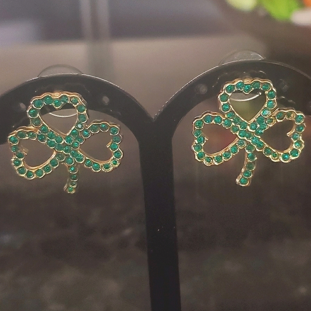 4/$20 Emerald Spade Pattern Earrings. 🌴